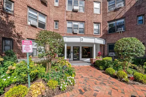 3 Townhouse Pl #3A, North Hempstead, NY 11021