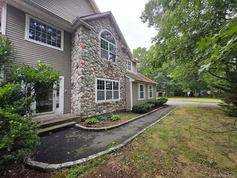 16 Jacobsen Ct, Medford, NY 11763