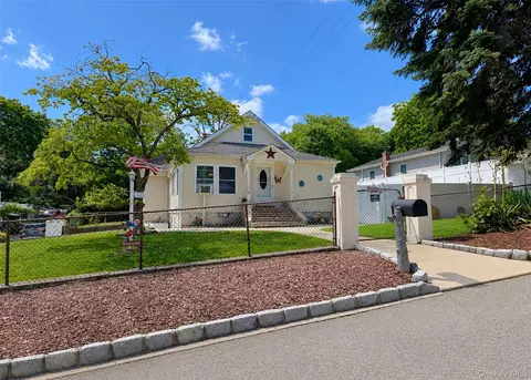 170 Woodycrest Dr, Farmingville, NY 11738