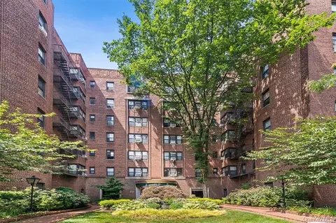 69-10 Yellowstone Blvd #202, New York, NY 11375