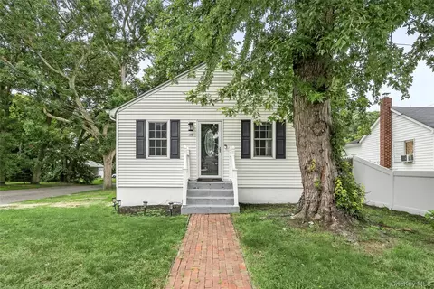 42 S Washington Ave, Centereach, NY 11720