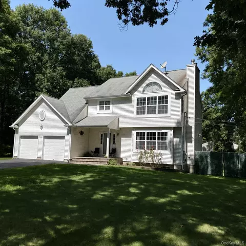 109 Crestwood Dr, Shirley, NY 11967