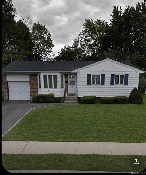 52 Headline Rd, Deer Park, NY 11729