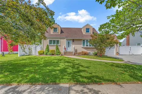 195 N Wisconsin Ave, Massapequa, NY 11758
