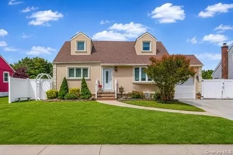 195 N Wisconsin Ave, Massapequa, NY 11758