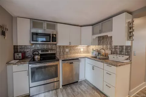 Kitchen - 13 Kemble Ave, Philipstown, NY 10516 photo 1 of 1