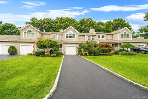 26 Kettle Hole Rd, Manorville, NY 11949