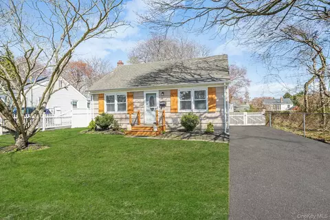 Exterior - 35 Thorburn Ave, Patchogue, NY 11772 photo 2 of 8
