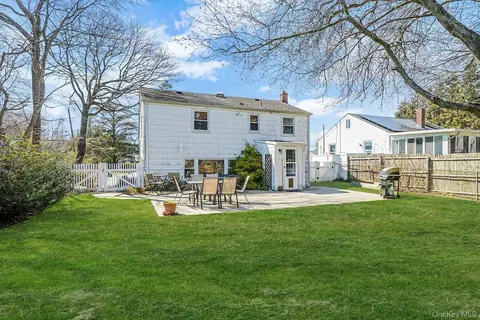 Exterior - 35 Thorburn Ave, Patchogue, NY 11772 photo 5 of 8