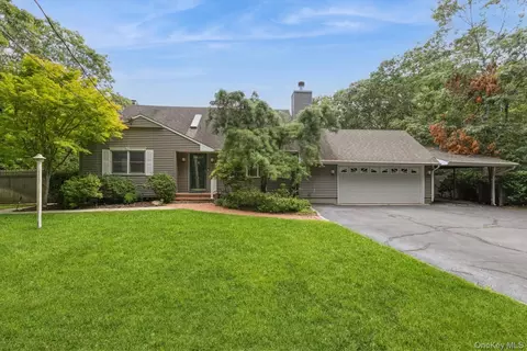 10 W Landing Rd, Hampton Bays, NY 11946