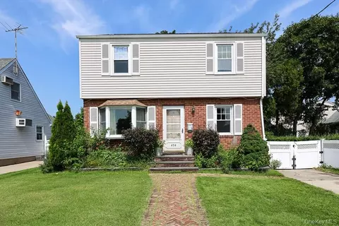494 Sally Rd, North Hempstead, NY 11501