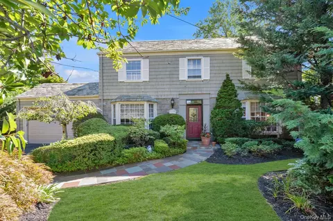 1559 Pebble Ln, Hewlett, NY 11557