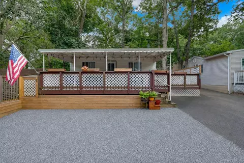 15 Cottage Rd, Calverton, NY 11933