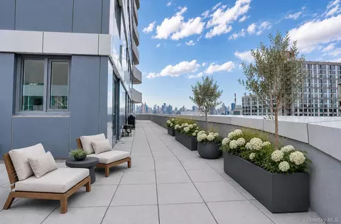 2416 Queens Plz S #7B, New York, NY 11101