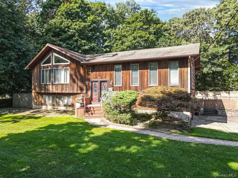 48 Oak Ave, Smithtown, NY 11787