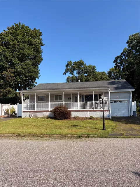 423 Elmwood St, Islip Terrace, NY 11752