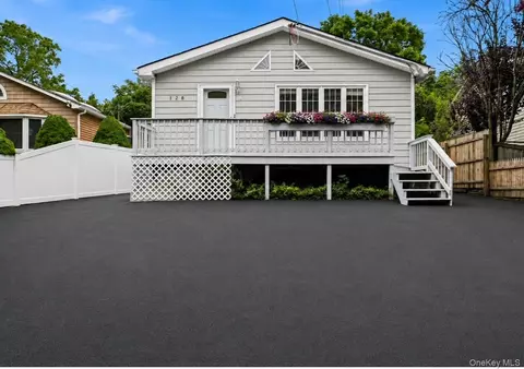 128 Walnut Rd, Kings Park, NY 11754