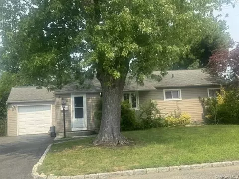 325 Glynn St, North Babylon, NY 11703