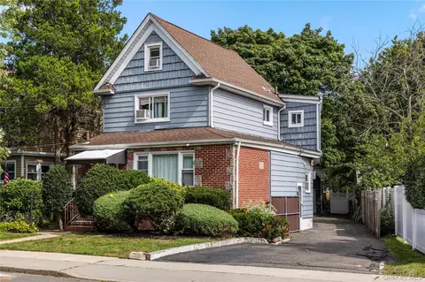 14 Chestnut St, Lynbrook, NY 11563