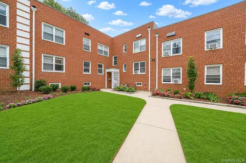 4 Edwards St #1E, North Hempstead, NY 11577