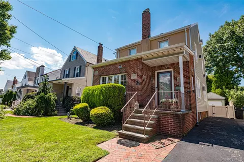 533 Marcellus Rd, North Hempstead, NY 11596