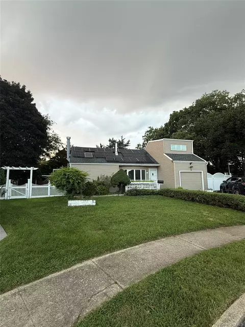 4 Sandy Ct, Deer Park, NY 11729