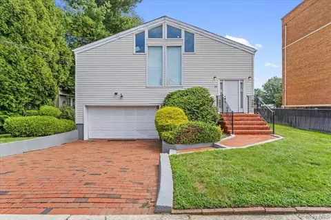 15 Church St, North Hempstead, NY 11023