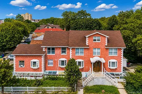 4647 204th St, New York, NY 11361
