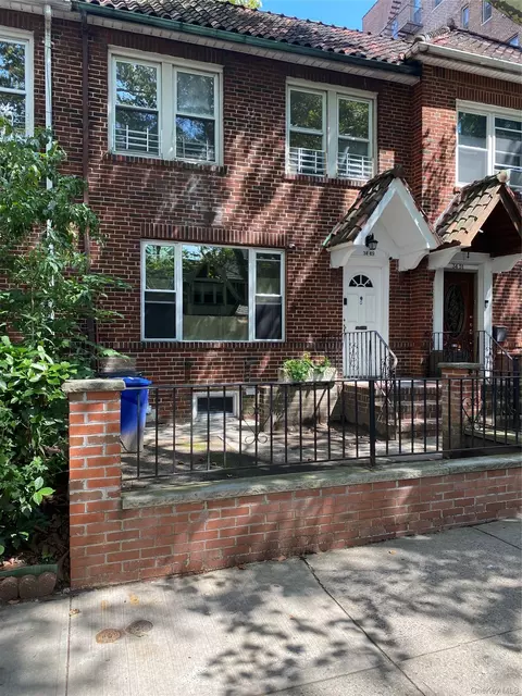 34-49 73rd St, New York, NY 11372