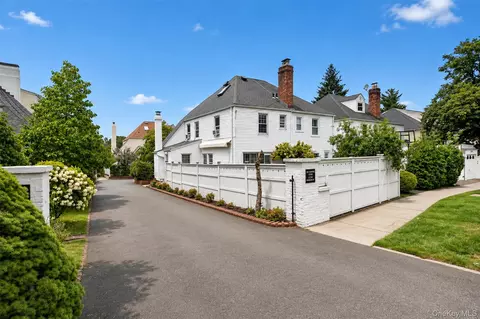 26 Van Nostrand Ct, New York, NY 11362