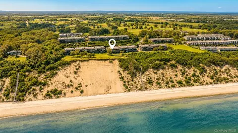 401 Fox Hill Dr #401, Calverton, NY 11933