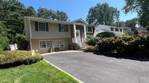 22 Lenore Pl, Hauppauge, NY 11788