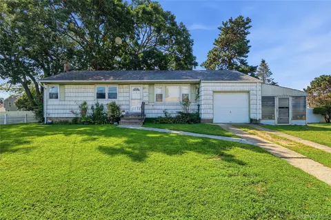 10 Shirley Ln, West Babylon, NY 11704