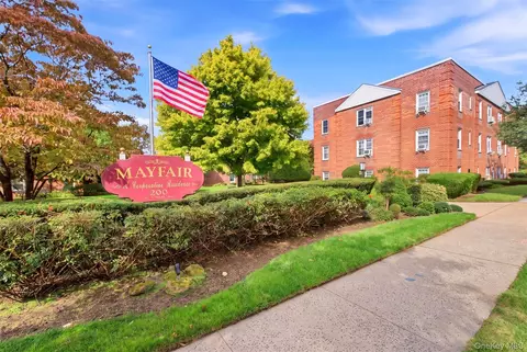 200 N Village Ave #D7, Rockville Centre, NY 11570