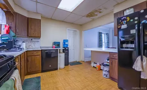 Entry Way - 524 Simpson Pl, Peekskill, NY 10566 photo 3 of 9