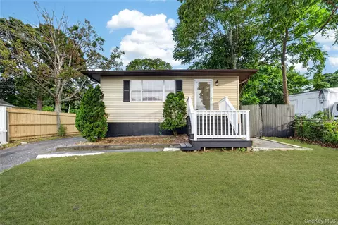 28 Roslyn Ave, Selden, NY 11784