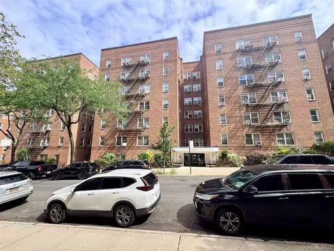 64-41 Saunders St #605, Rego Park, NY 11374