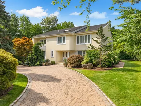 40 Bristol Dr, North Hempstead, NY 11030
