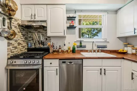 Kitchen - 64 Fairharbor #64, Patchogue, NY 11772 photo 2 of 3