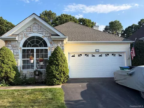 428 Leisure Dr, Ridge, NY 11961