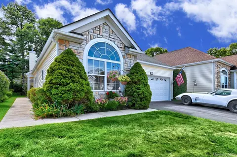 428 Leisure Dr, Ridge, NY 11961