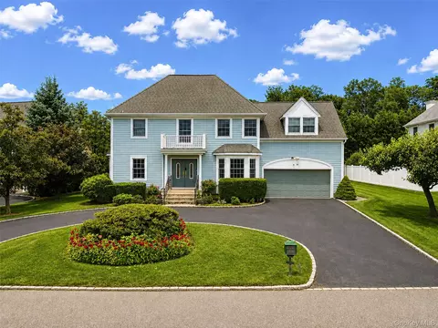 14 Mackay Way, North Hempstead, NY 11576