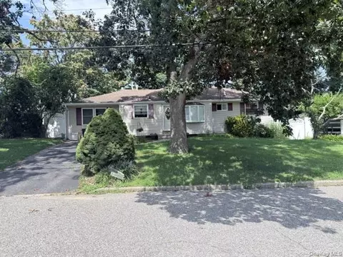 110 Tudor Rd, Centereach, NY 11720