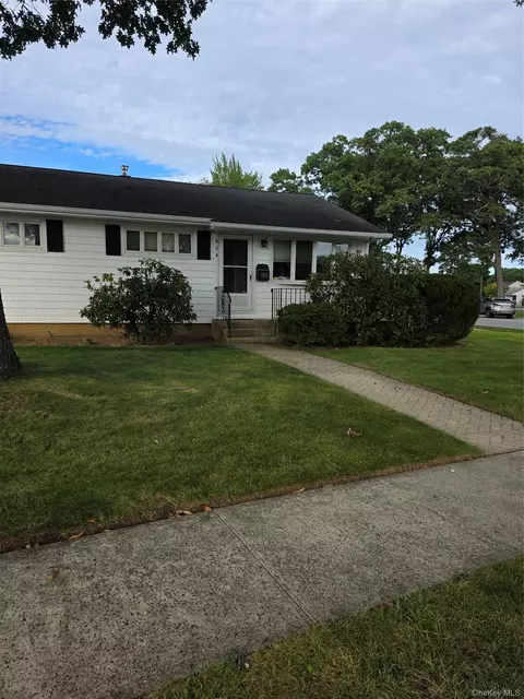 654 Carlyle Ave, Franklin Square, NY 11010