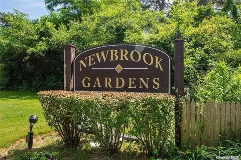 99 Newbrook Ln #99, Bay Shore, NY 11706