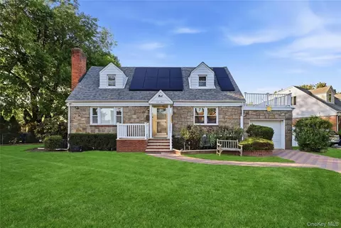 47 Sperry Ct, North Hempstead, NY 11040