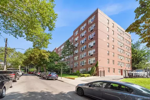 87-15 165th St #5E, New York, NY 11432