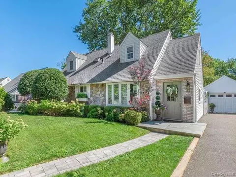 9 Robert Rd, Glen Cove, NY 11542
