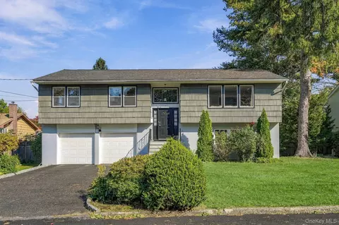 7 Frost Ln, Greenburgh, NY 10530