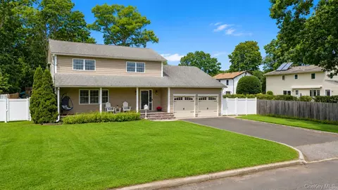 282 6th Ave, Saint James, NY 11780